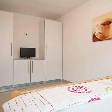 With Pool In Krk-insel Krk 45783 Appartement